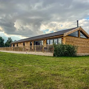 Immaculate 4-bed Private Luxury Near York
